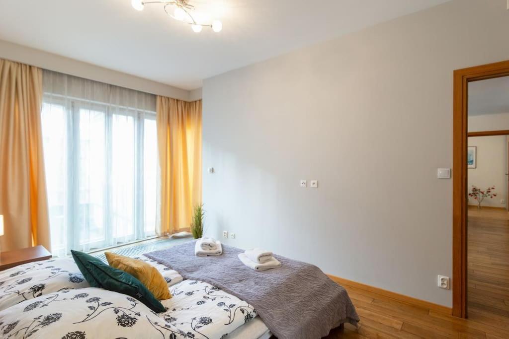 Apartment Haven, 2-bedroom W/underground Parking! Krakau