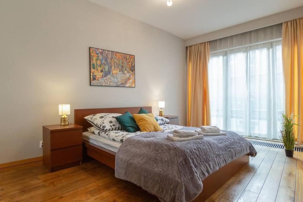 Haven, 2-bedroom W/underground Parking! * Krakau