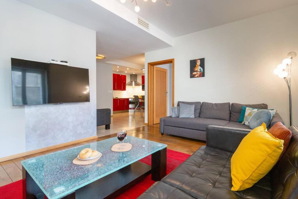 Haven, 2-bedroom W/underground Parking! Krakau