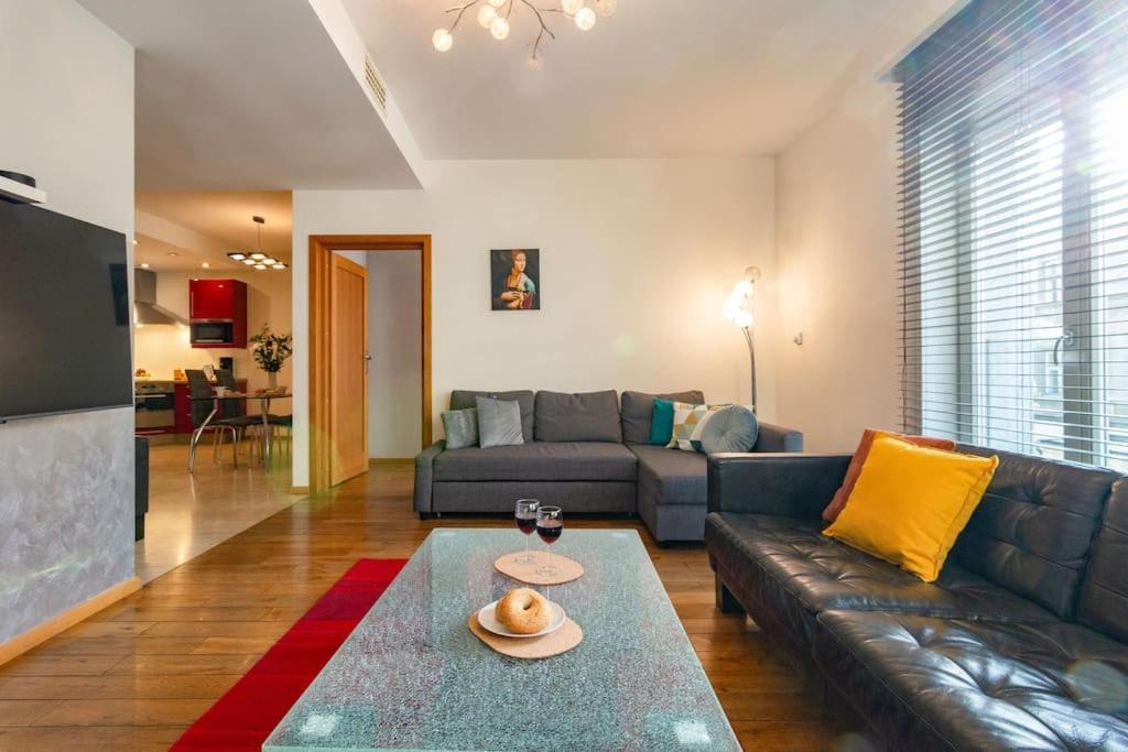 Apartment Haven, 2-bedroom W/underground Parking! Krakau